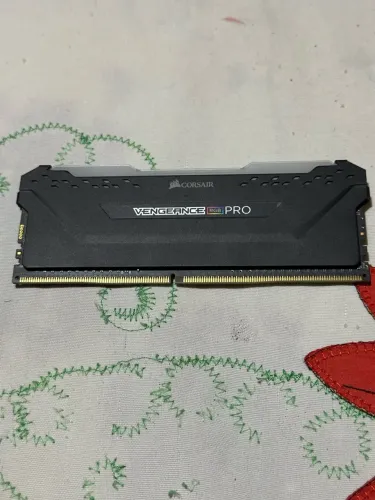 VENDO Memória RAM 8GB Corsair VENGEANCE RGB PRO