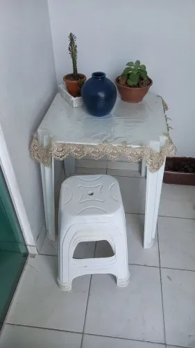 Mesa e banquetas