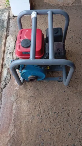 Motor para irrigação com canos e aspecores 