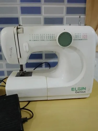 Vendo uma máquina de costura ELGIN Genius