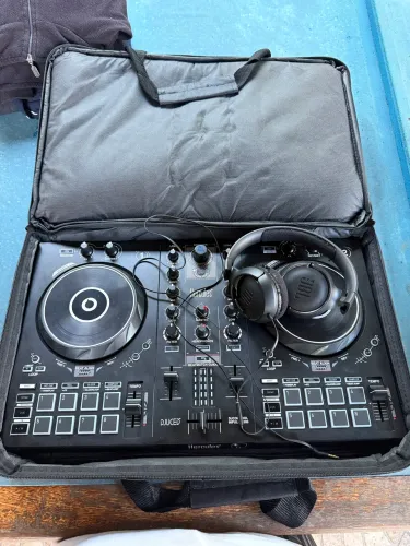 Controladora DJ Hércules 300 + Fone JBL 
