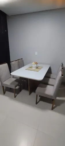 mesa de jantar com 6 cadeiras de madeira