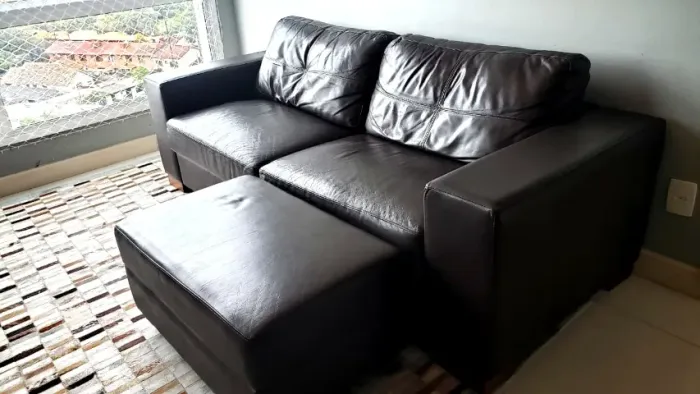 Sofá de Couro com Puff Minuano