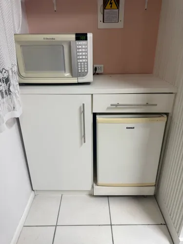Cozinha planejada com frigobar e microondas