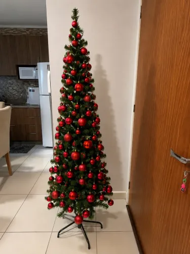Árvore de Natal altura 1.55. Está desmontada e vem com 50 bolas vermelhas