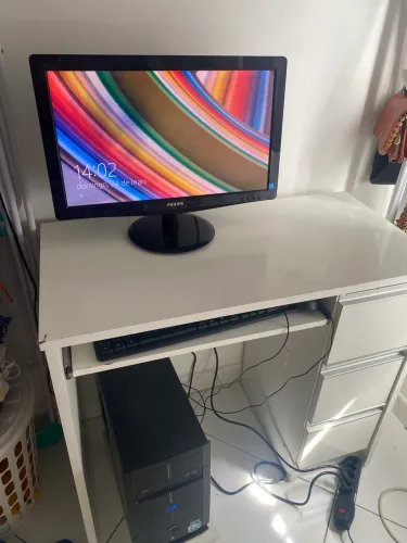 Vende-se computador completo (monitor + gabinete + mesa completa) 