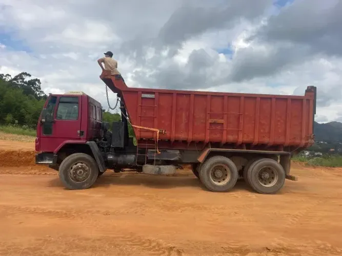 Caminhão Ford Cargo 6332, Ano 2010 com Caçamba 20m³