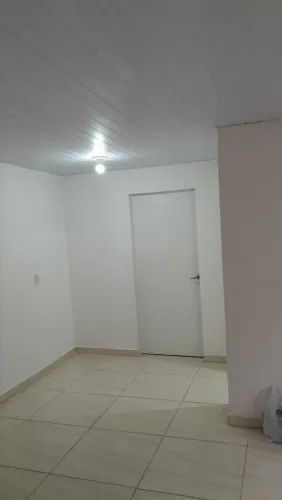 Casa para alugar sozinha no terreno