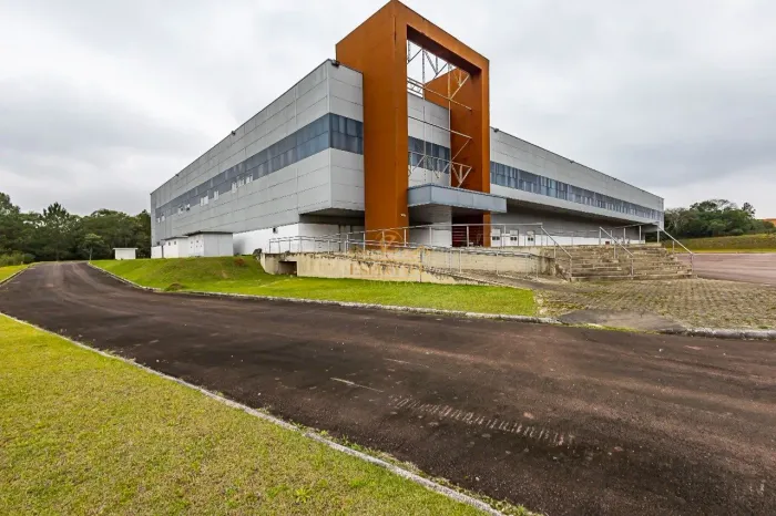 BARRACÃO LOGÍSTICO À VENDA NO CIC | 12.182M² CONSTRUÍDOS | TERRENO DE 94.000M² | 7 DOCAS