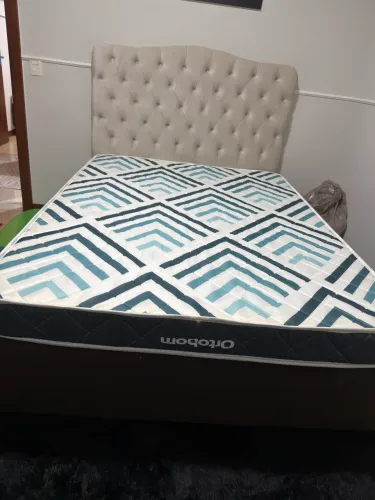 Cama de casal pouco usada