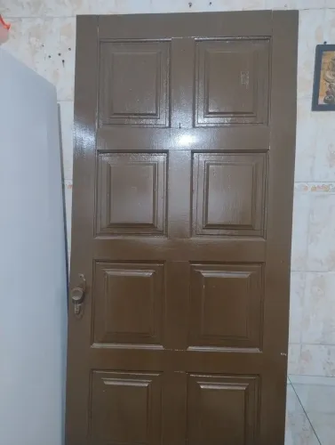 Porta de madeira maciça usada de R$ 500 por R$ 400 tem jogo de cintura 