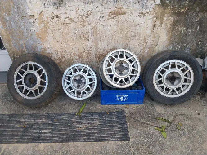 Rodas snowflake usadas, aro 14. Ótimo estado retirada bairro serrano.
