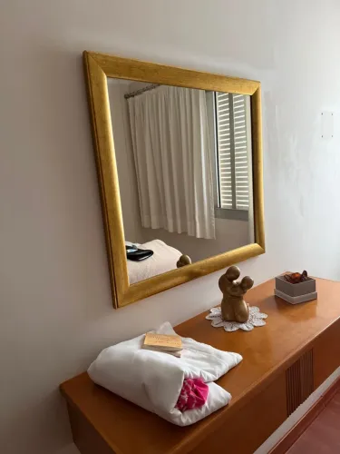 Espelho com Moldura Dourada