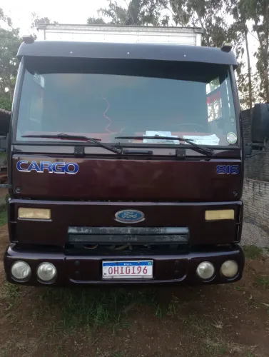 Caminhão Ford cargo baú