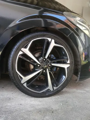 Rodas Aro17, com pneus 205/40