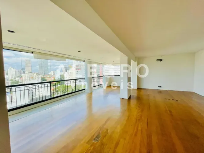 Apartamento 215m², todo reformado, em rua calma e arborizada, próximo ao Metrô V. Madalena