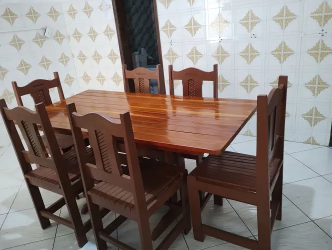 Mesa com seis cadeiras de boa madeira