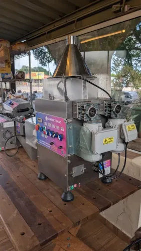 MÁQUINA DE SALGADOS CONSULTOMAQ + EMPANADEIRA | APENAS 3 MESES DE USO 