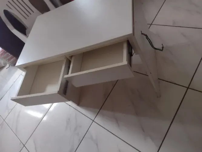 Elegante mesa branca, compacta e versátil, com 80x70cm. Perfeita para otimizar seu espaço