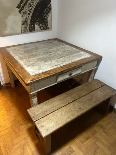 Mesa de madeira maciça 1,20 × 1,20 + 2 bancos