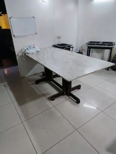 Mesa de Granito com pés de madeira 