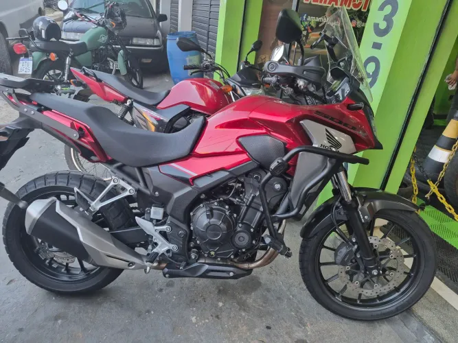 Moto linda, impecável, pronta para viajar