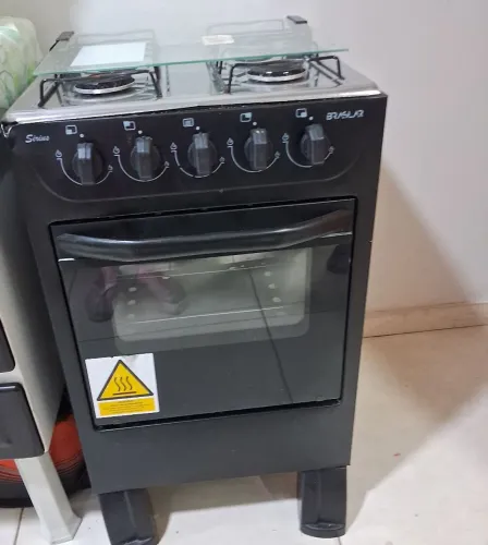 Vendo um fogão semi novo.
