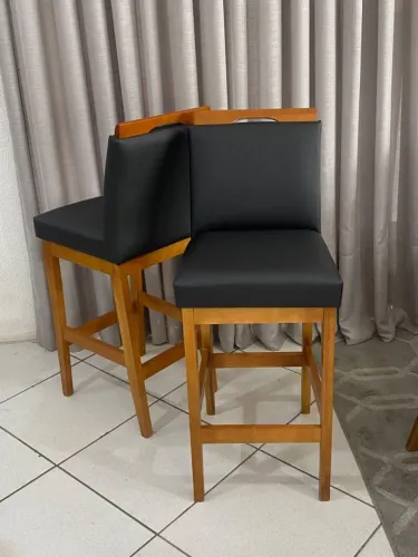 Banquetas em madeira maciça, estofadas