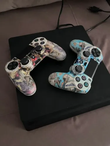 PS4 SLIM 800GB COM 2 CONTROLES +21 JOGOS