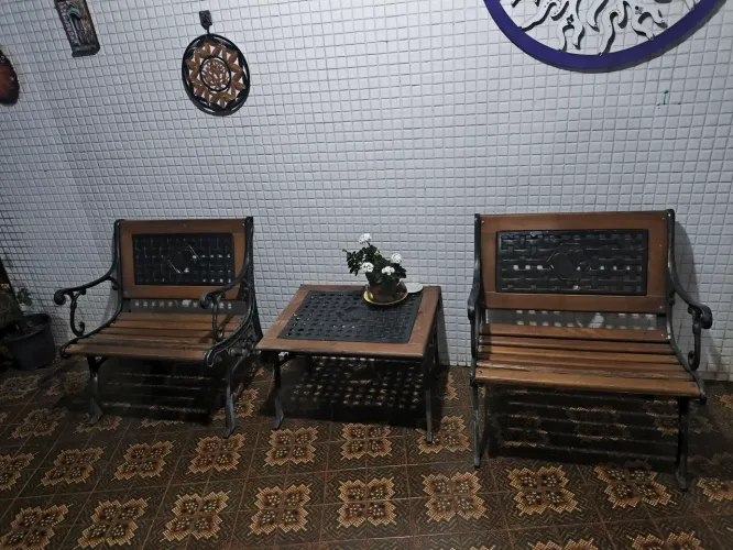 Jogo de duas cadeiras mais mesa de centro em madeira e ferro para jardim/varanda/sacadas