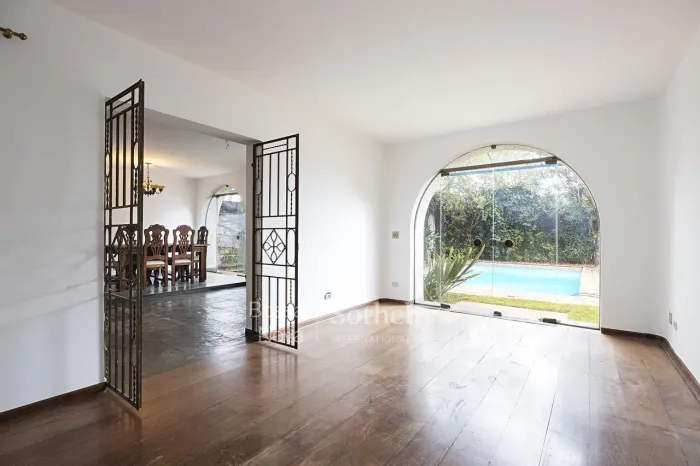 Casa com terreno adicional opcional e potencial de modernização