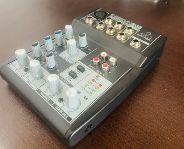 Mesa de Som Behringer Xenyx 502 com 5 Canais