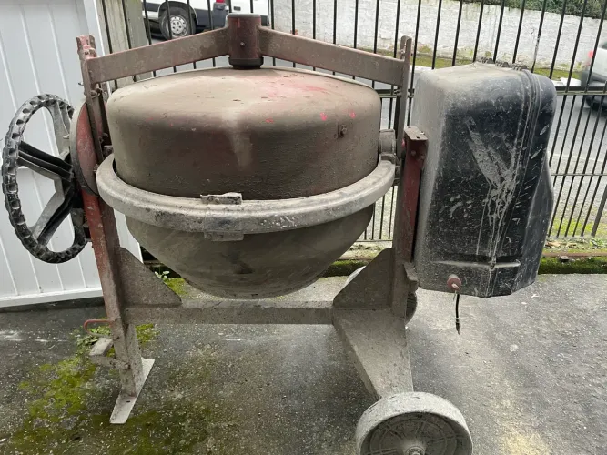 Betoneira 265 litros praticamente nova