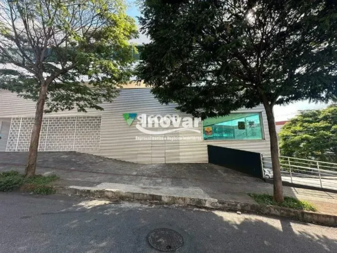 Excelente loja com aproximadamente 280 m2, pé direito alto, banheiros adaptado, vagas de g