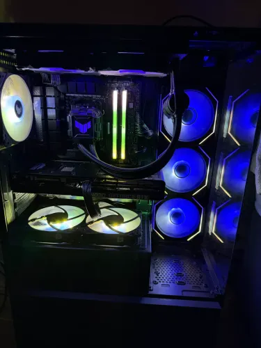 PC GAMER - R7 9700X/RTX 5070 TI/32GB DDR5