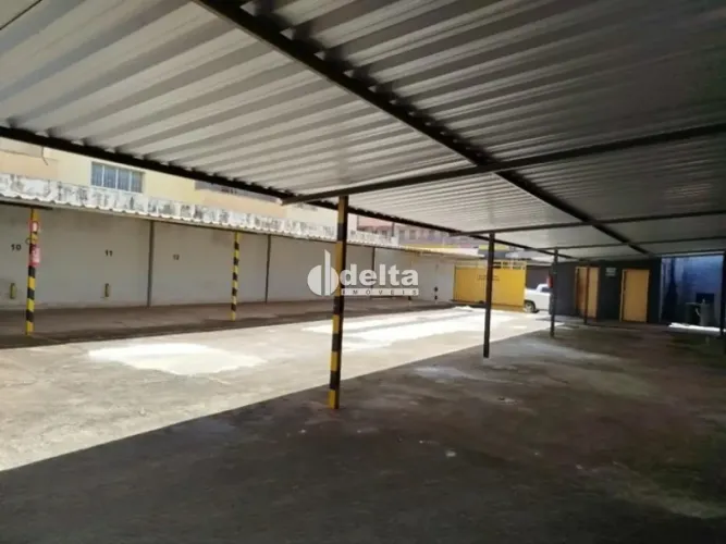 Área disponível para locação no bairro Nossa Senhora Aparecida em Uberlândia-MG