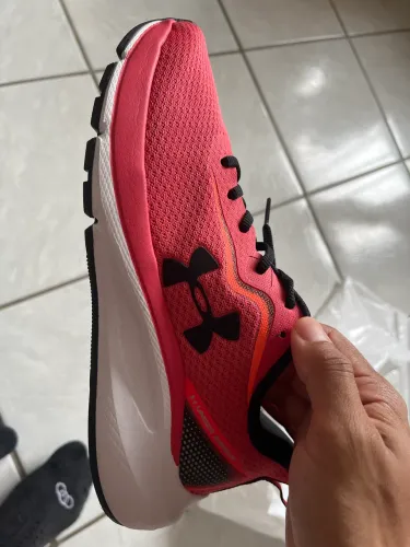 TÊNIS UNDER ARMOUR Nº 40 - NUNCA USADO