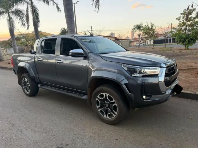 Toyota Hilux CD SRX Plus 4X4 2.8 TDI Die. Aut. 2024