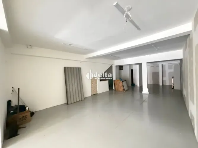 Loja disponível para locação no bairro Brasil em Uberlândia-MG.
