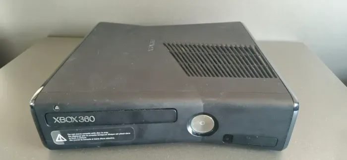 Xbox 360 slim + 8 jogos