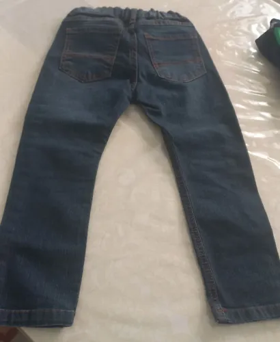 Um calça jeans masculina nova infantil tamanho 4.