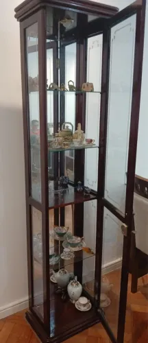 Cristaleira de madeira com vidro jateado