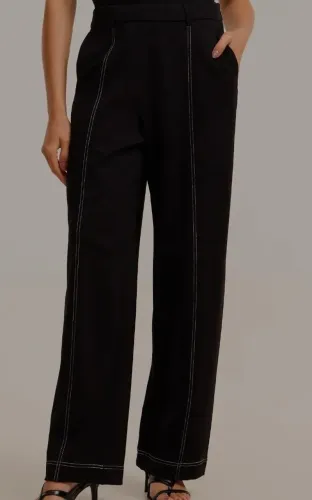 Calça Reta Cintura Alta Em Ponto Roma Com Costura Aparente Preto