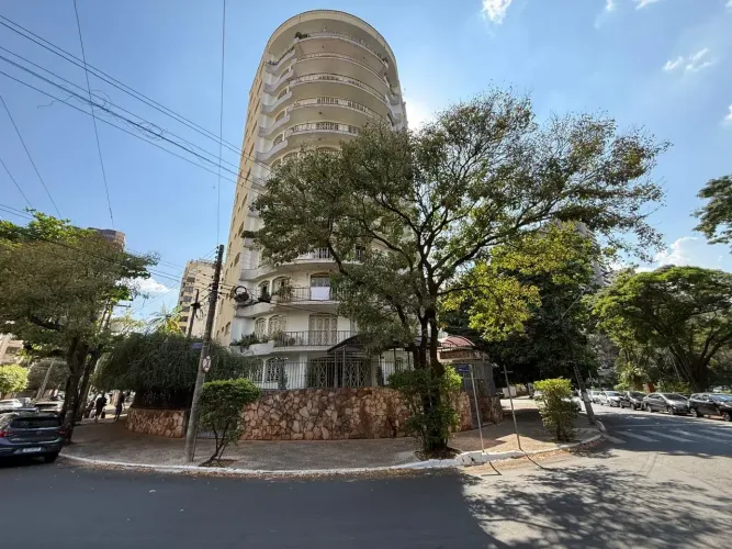 SETOR OESTE!! Linda vista panorâmica! 04 quartos, sendo 03 suítes, 281m² e 03 garagens, um