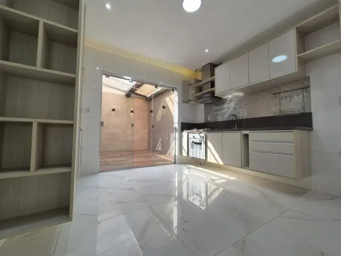 Casa Duplex com 03 quartos e área externa disponível para aluguel