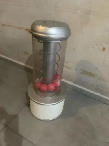 Antiga máquina de Gashapon vintage (ou gachapon),