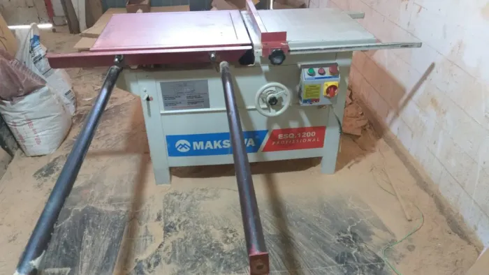 Maquina de serra para marcenaria