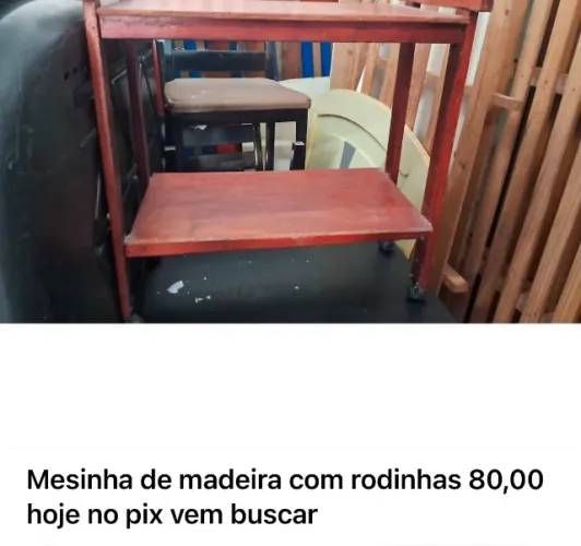 Mesinha de madeira com rodinhas retirar na Av Palmares SA