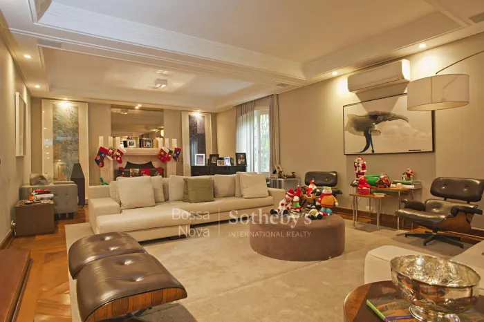Residência exclusiva em terreno de 1.176 m², com 4 suítes no Jardim Europa
