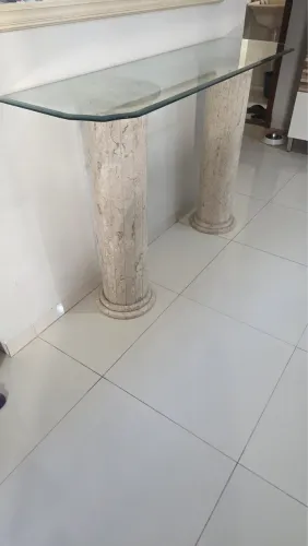 Aparador com tampo em vidro e colunas em mármore bege Bahia